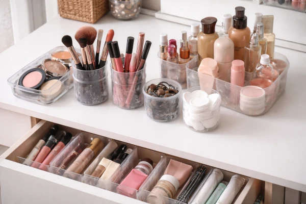 Como organizar maquillaje usando envases de plastico
